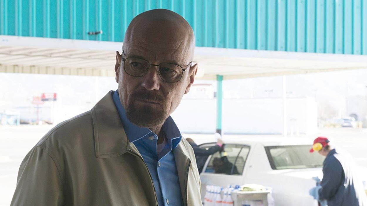 L'acteur Bryan Cranston, incarnant Walter White, dans une scène de la série <em>Breaking Bad</em> qui se déroule dans un garage.