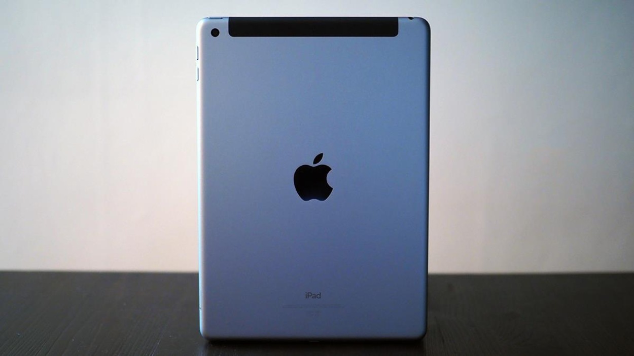 Le nouvel iPad de 9,7 pouces (2017) vu de dos. Le nouvel iPad de 9,7 pouces (2017) vu de dos.