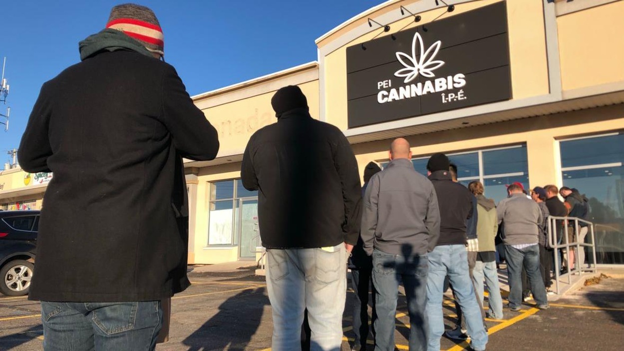 Une longue file d'attente devant une succursale de Cannabis. Une longue file d'attente devant une succursale de Cannabis.