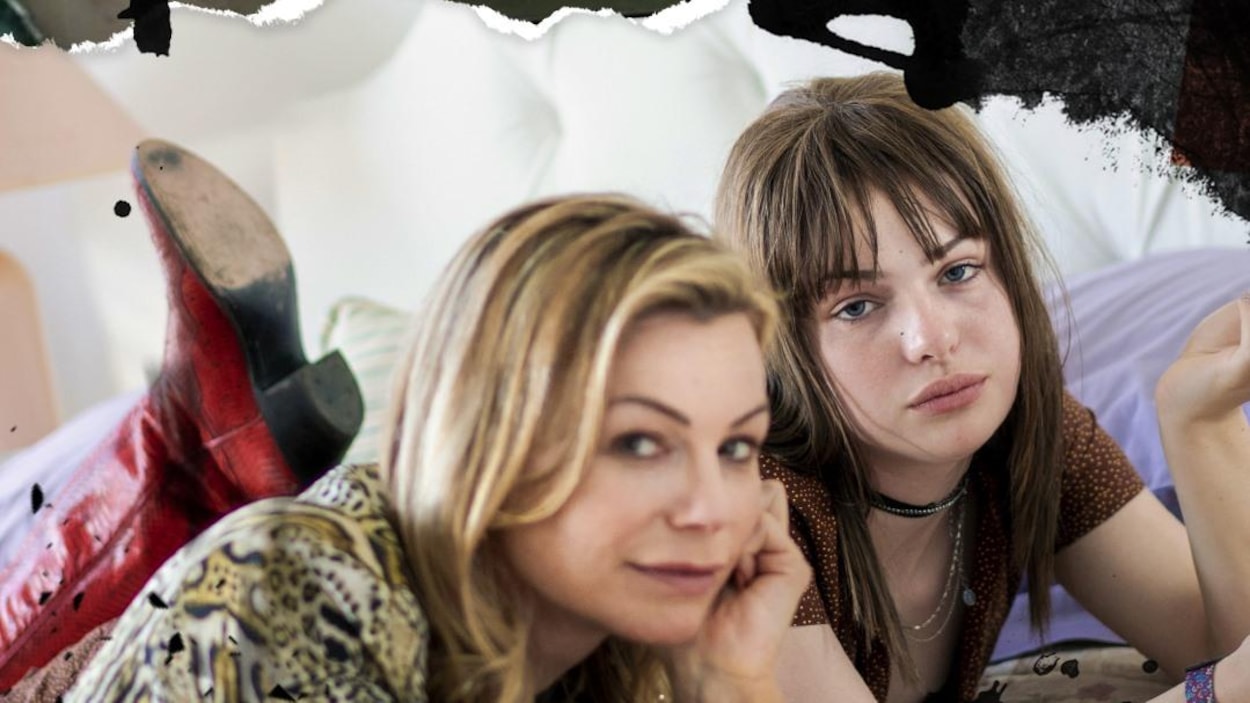 Les deux femmes sont allongées sur un lit. Les deux femmes sont allongées sur un lit.