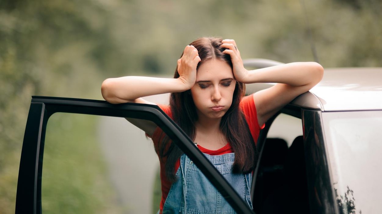 Une femme prend sa tête dans ses mains. Une femme prend sa tête dans ses mains.