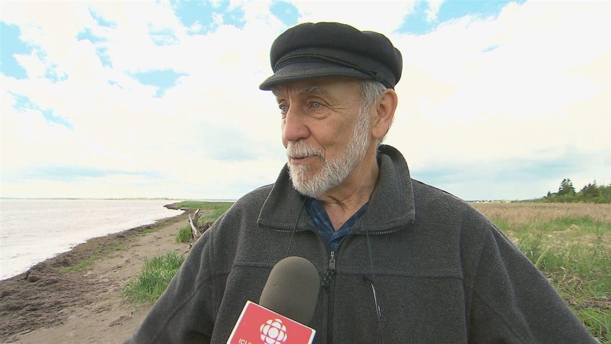 Omer Chouinard sur une plage Omer Chouinard sur une plage