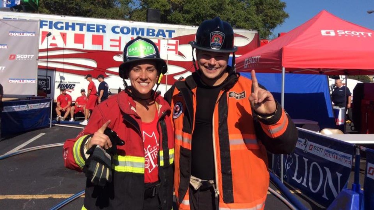 Claude Bélanger pose avec Amber Bowman en habits de pompiers Claude Bélanger pose avec Amber Bowman en habits de pompiers