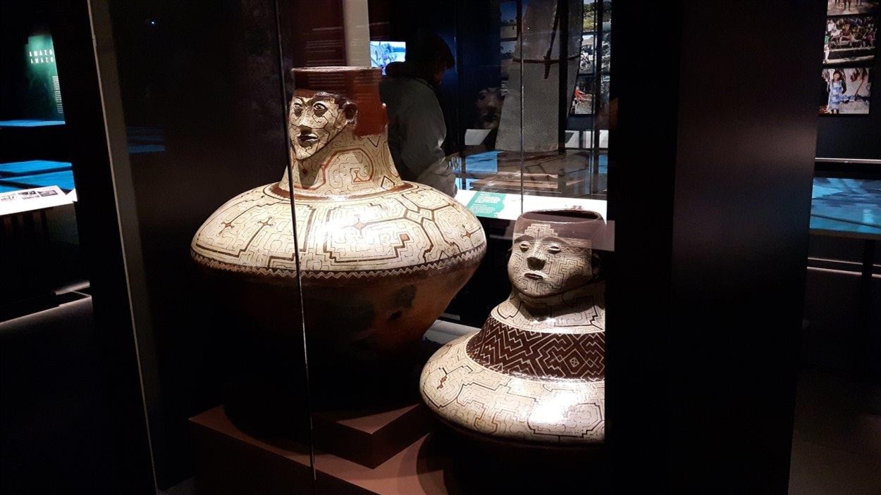Vases « joni chomo », à col en forme de tête, ayant possiblement servis à l'entreposage d'eau ou de bière de manioc ou de maïs. Ces vases ont été prêtés par les Musées royaux d'Art et d'Histoire de Bruxelles. Vases « joni chomo », à col en forme de tête, ayant possiblement servis à l'entreposage d'eau ou de bière de manioc ou de maïs. Ces vases ont été prêtés par les Musées royaux d'Art et d'Histoire de Bruxelles.