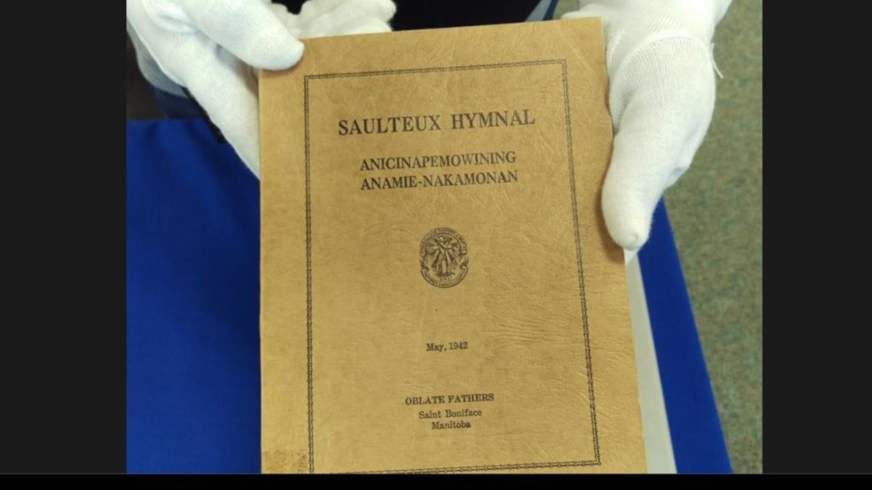 Paula Daigle, bibliothécaire à l'Université des Premières Nations du Canada, montre la couverture d'un recuil d'hymnes en langue saulteaux. Il a été imprimé à Saint-Boniface, au Manitoba, en 1942. Paula Daigle, bibliothécaire à l'Université des Premières Nations du Canada, montre la couverture d'un recuil d'hymnes en langue saulteaux. Il a été imprimé à Saint-Boniface, au Manitoba, en 1942.