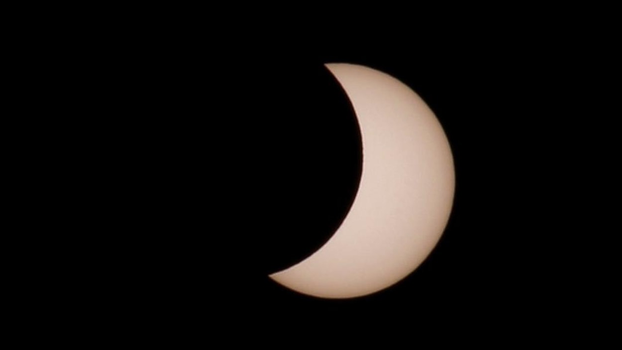Une éclipse partielle du Soleil dans le ciel de Tonypandy au Royaume-Uni, telle que captée par le photographe Christopher Furlong, le 20 mars 2015. Une éclipse partielle du Soleil dans le ciel de Tonypandy au Royaume-Uni, telle que captée par le photographe Christopher Furlong, le 20 mars 2015.