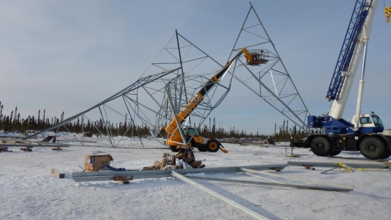 Un pylône s'est effondré le 8 février 2017 près de Gillam, au Manitoba. Un pylône s'est effondré le 8 février 2017 près de Gillam, au Manitoba.