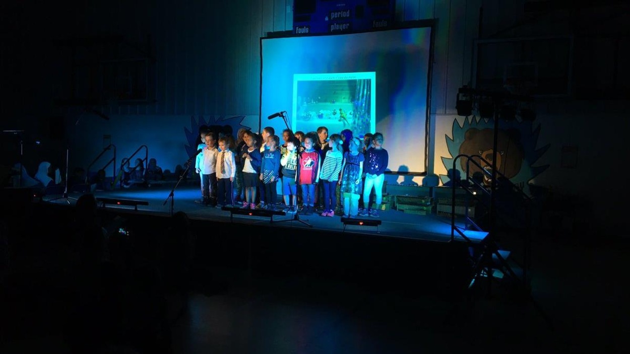 Les élèves de l'École Gabrielle-Roy ont présenté le 18 mai leurs livres et leur concert du printemps. Les élèves de l'École Gabrielle-Roy ont présenté le 18 mai leurs livres et leur concert du printemps.