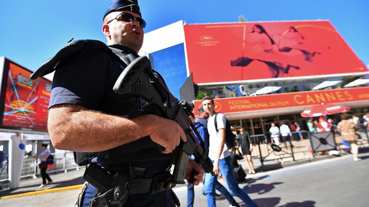 Un policier monte la garde devant le Palais des Festivals à Cannes Un policier monte la garde devant le Palais des Festivals à Cannes
