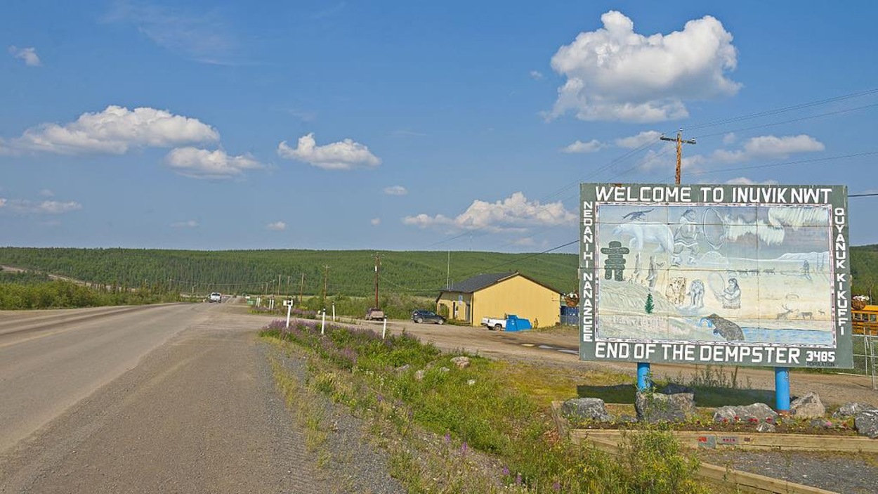 Panneau d'affichage qui annonce la fin de la route et l'entrée dans la ville. Panneau d'affichage qui annonce la fin de la route et l'entrée dans la ville.