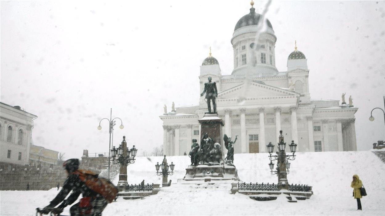 « Les villes scandinaves, comme Oslo, Copenhague et Helsinki ne sont pas des bons modèles pour Montréal. Ces villes doivent combattre la noirceur et non le froid et la sloche comme à Montréal », dit Daniel Chartier. « Les villes scandinaves, comme Oslo, Copenhague et Helsinki ne sont pas des bons modèles pour Montréal. Ces villes doivent combattre la noirceur et non le froid et la sloche comme à Montréal », dit Daniel Chartier.