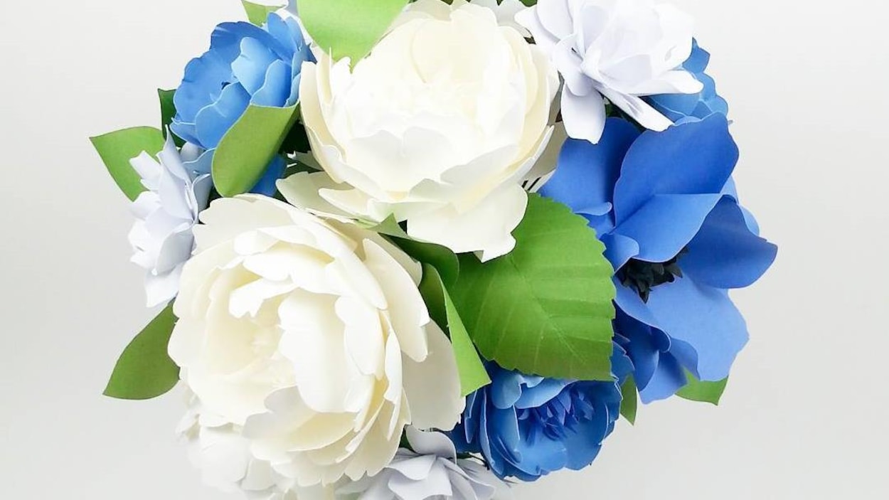 Des fleurs en papier blanches et bleues Des fleurs en papier blanches et bleues