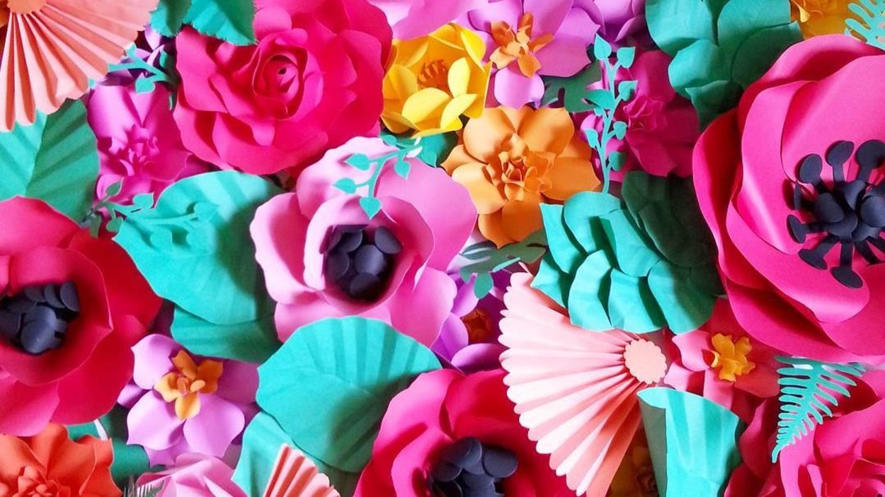 Des fleurs en papier multicolores Des fleurs en papier multicolores