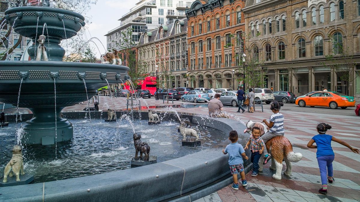 Fontaine avec des enfants qui jouent Fontaine avec des enfants qui jouent