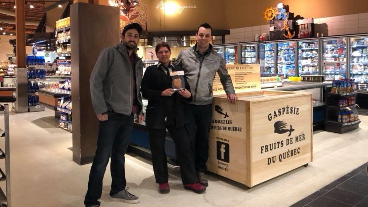 Dany Côté et Denis Fortin en compagnie d'une cliente Dany Côté et Denis Fortin en compagnie d'une cliente
