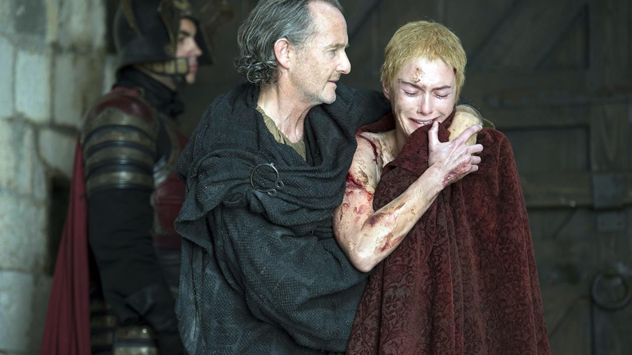 Anton Lesser (Qyburn) et Lena Headey (Cersei Lannister) dans « Game of Thrones » Anton Lesser (Qyburn) et Lena Headey (Cersei Lannister) dans « Game of Thrones »