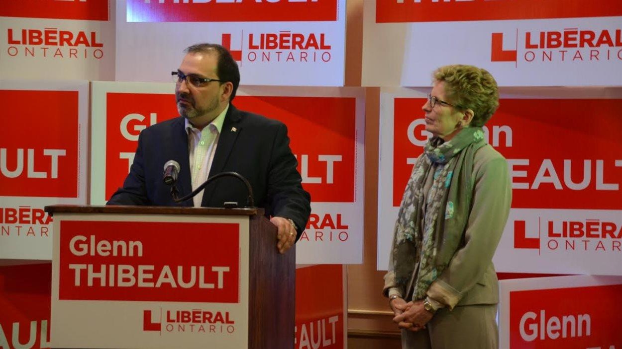 Les deux politiciens forment un duo, lors d'un rassemblement pour le nouveau candidat libéral Les deux politiciens forment un duo, lors d'un rassemblement pour le nouveau candidat libéral