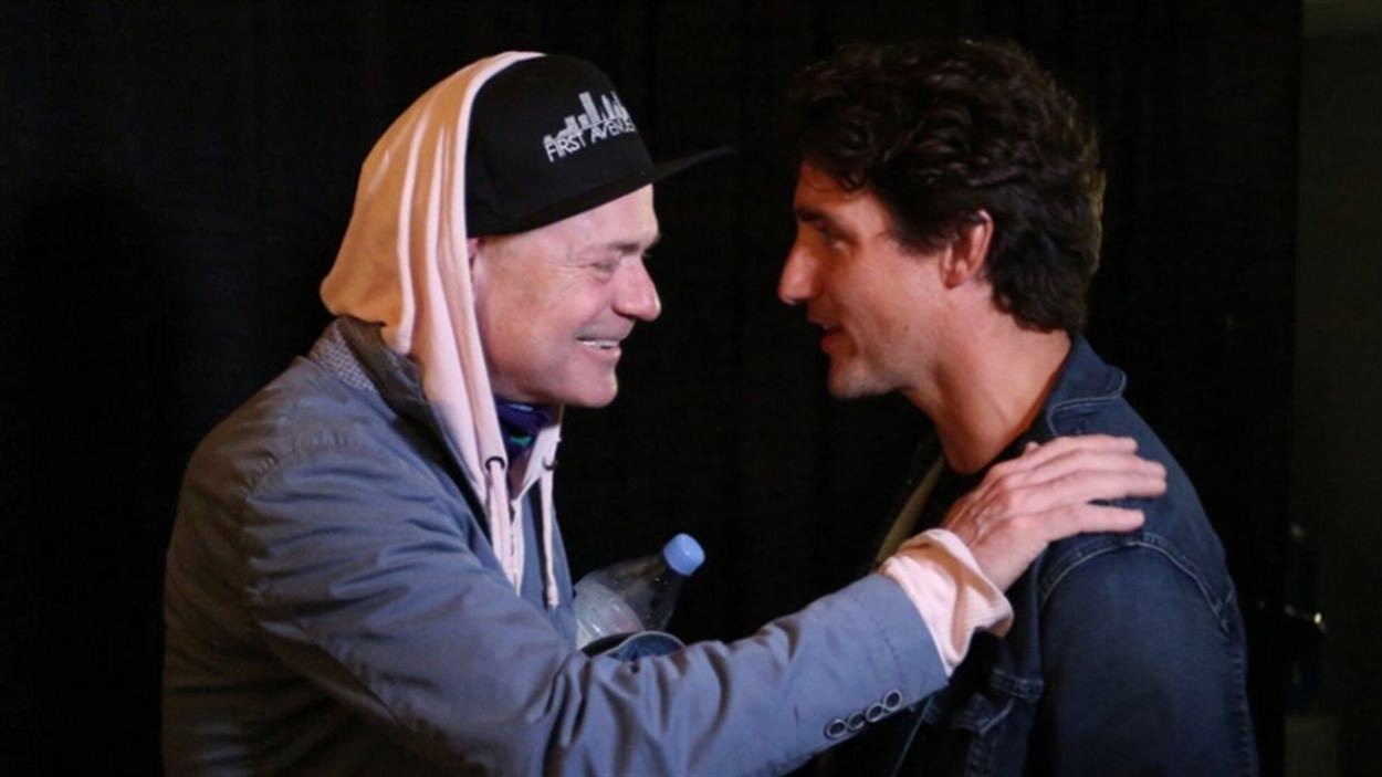 Photo de Justin Trudeau et de Gord Downie Photo de Justin Trudeau et de Gord Downie