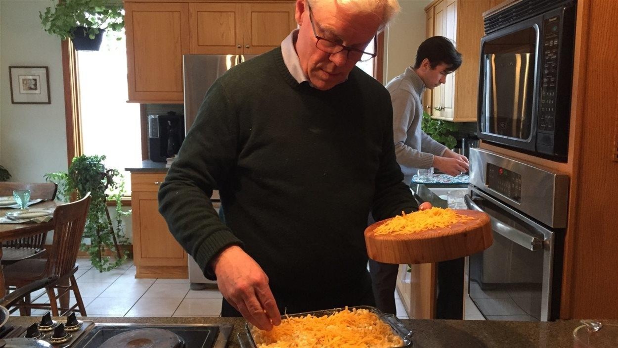 Greg Selinger prépare du macaroni au fromage gratiné Greg Selinger prépare du macaroni au fromage gratiné