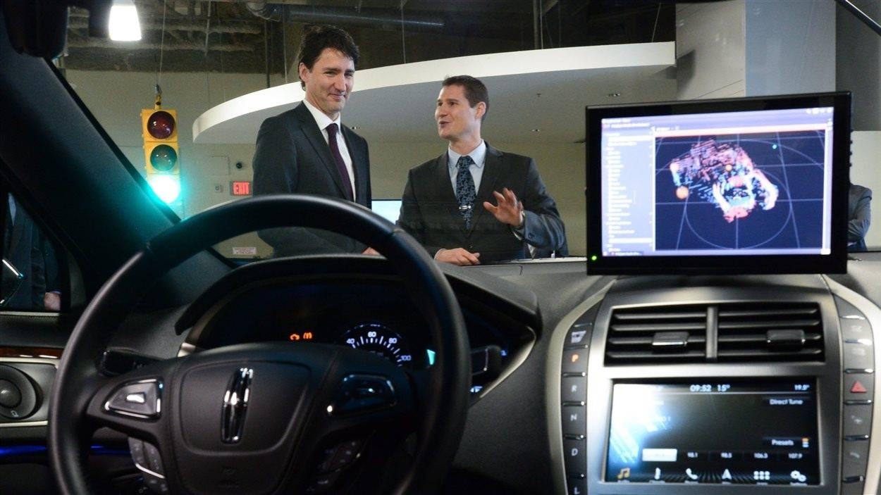 Sheridan Ethier et Justin Trudeau devant une voiture sans conducteur Sheridan Ethier et Justin Trudeau devant une voiture sans conducteur