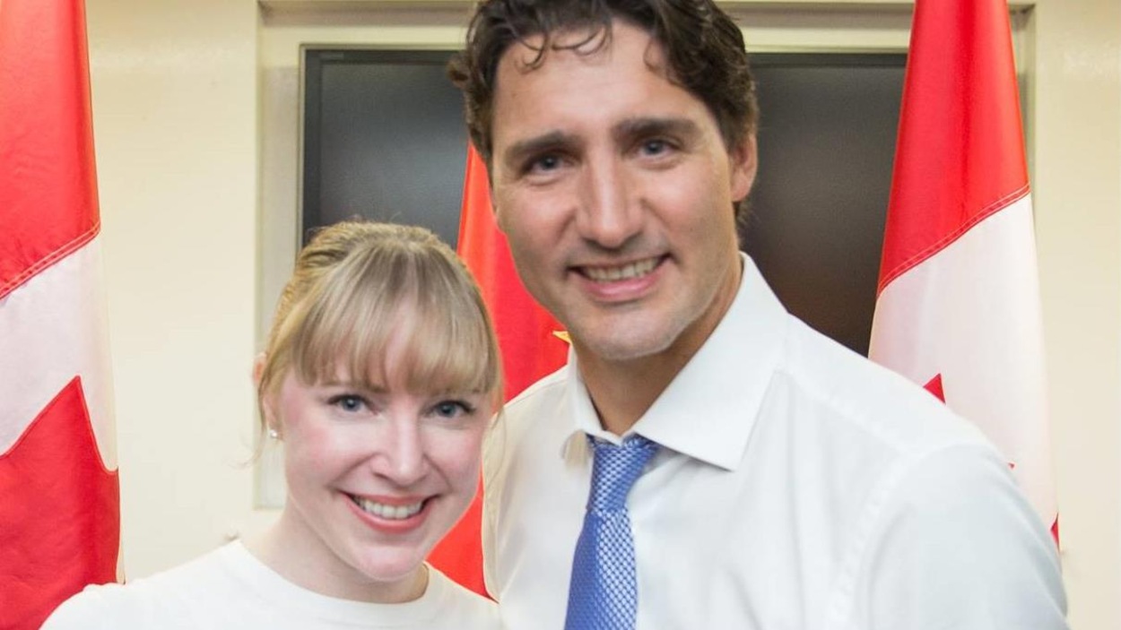 Hélène Larochelle en compagnie du Premier ministre du Canada, Justin Trudeau. Hélène Larochelle en compagnie du Premier ministre du Canada, Justin Trudeau.