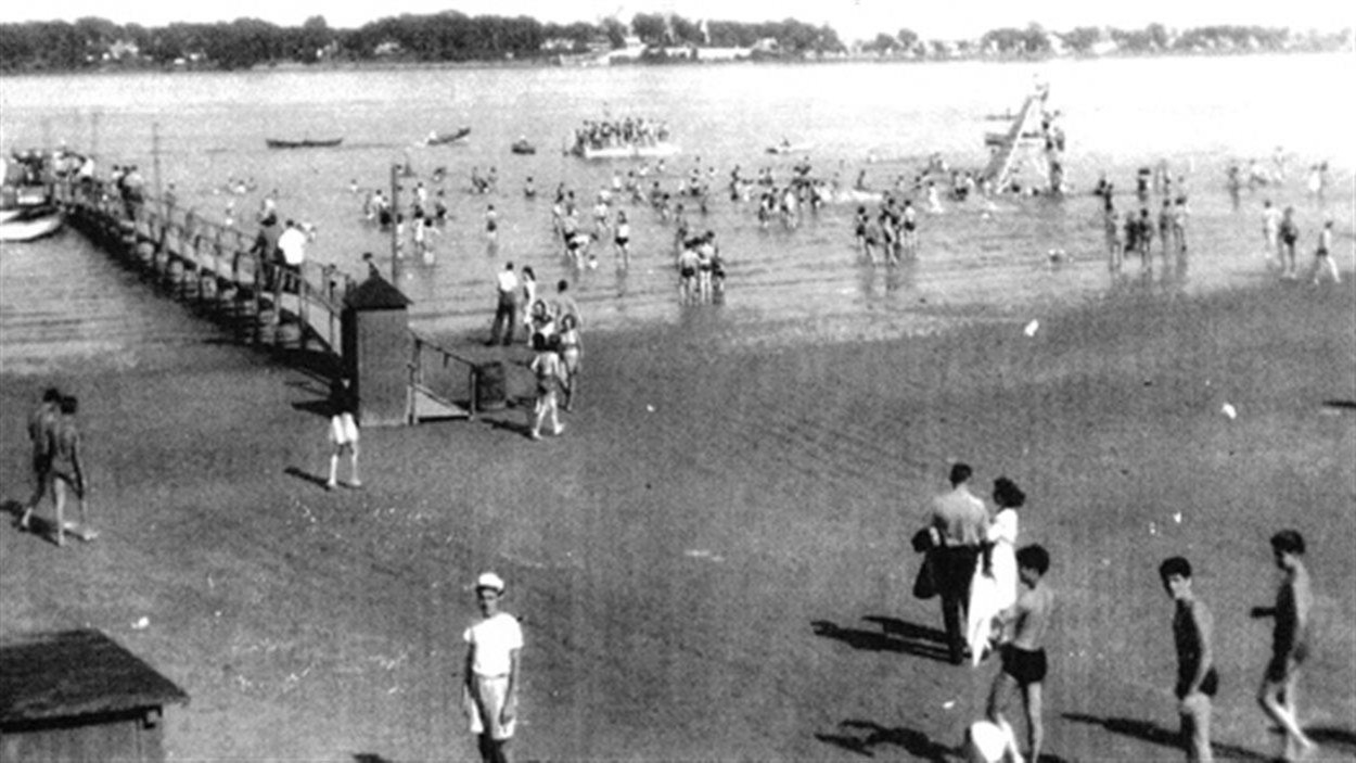 La plage Bissonnette sur l'île Sainte-Thérèse, vers 1950. Les baigneurs arrivaient par bateaux et descendaient au bout de la jetée. La plage Bissonnette sur l'île Sainte-Thérèse, vers 1950. Les baigneurs arrivaient par bateaux et descendaient au bout de la jetée.