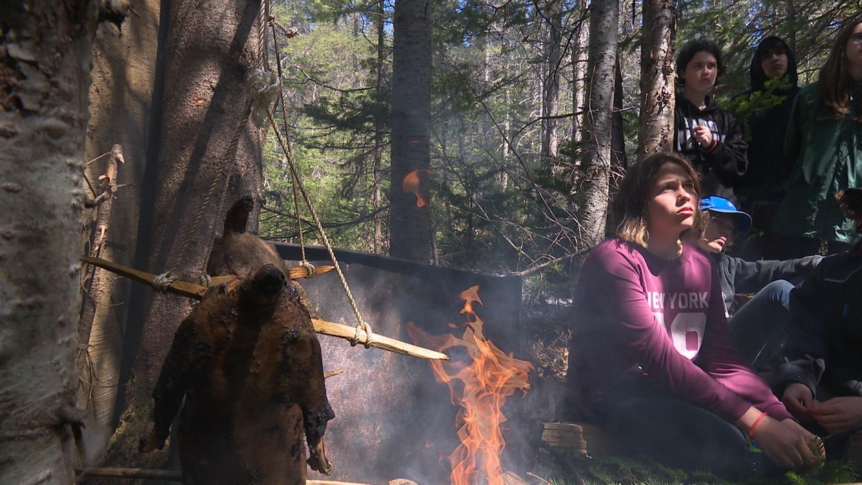 Des élèves de deux écoles secondaires de Plessisville et Princeville ont passé près d'une semaine en immersion dans la culture innue. Des élèves de deux écoles secondaires de Plessisville et Princeville ont passé près d'une semaine en immersion dans la culture innue.