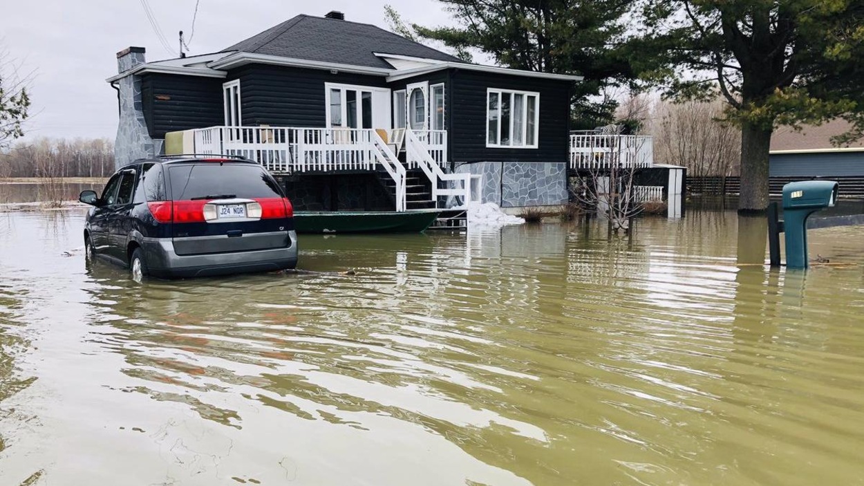 Une maison complètement entourée d'eau. Une maison complètement entourée d'eau.