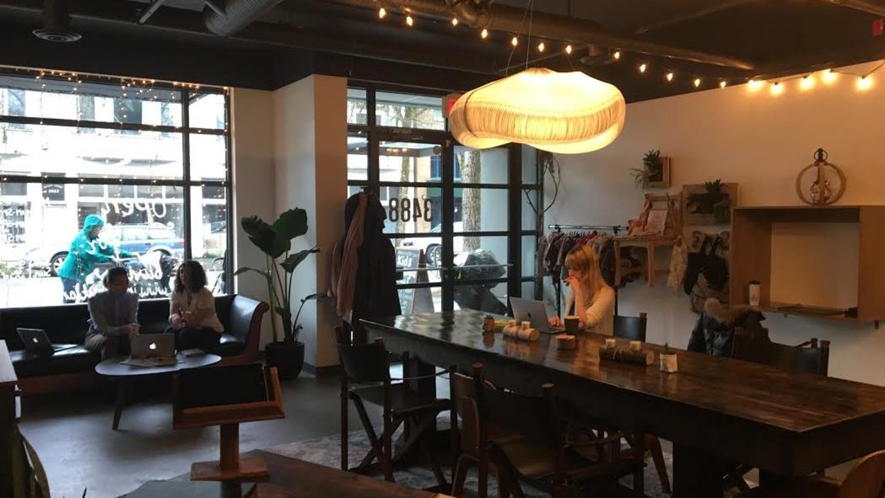 Une salle de travail partagée. Une salle de travail partagée.