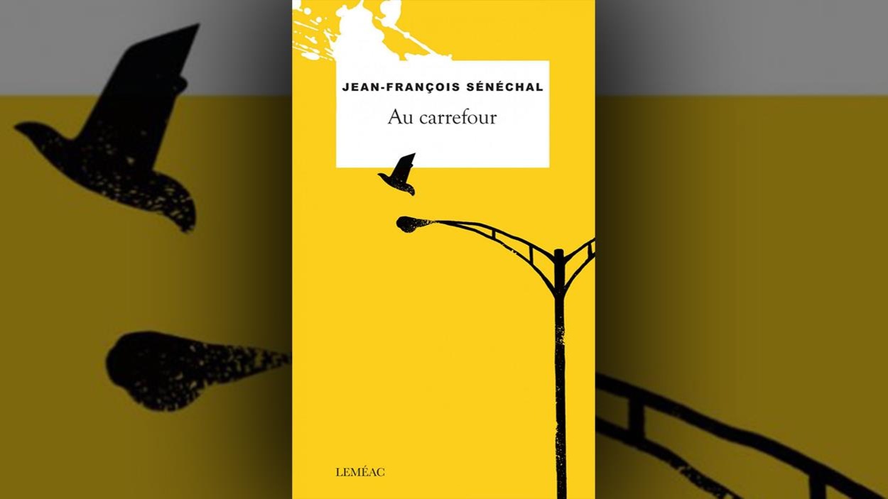 La couverture du livre <i>Au carrefour</i>, de Jean-François Sénéchal, contient une illustration en noir, sur fond jaune, d'un réverbère et d'une silhouette d'oiseau qui s'envole. La couverture du livre <i>Au carrefour</i>, de Jean-François Sénéchal, contient une illustration en noir, sur fond jaune, d'un réverbère et d'une silhouette d'oiseau qui s'envole.