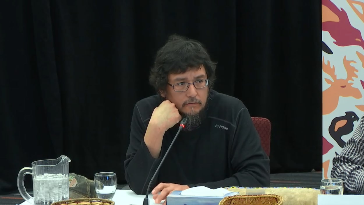 Jeffrey Niquay, le père de Jaylia, témoignant aux audiences de la Commission Viens à Montréal le 19 mars 2018. Jeffrey Niquay, le père de Jaylia, témoignant aux audiences de la Commission Viens à Montréal le 19 mars 2018.