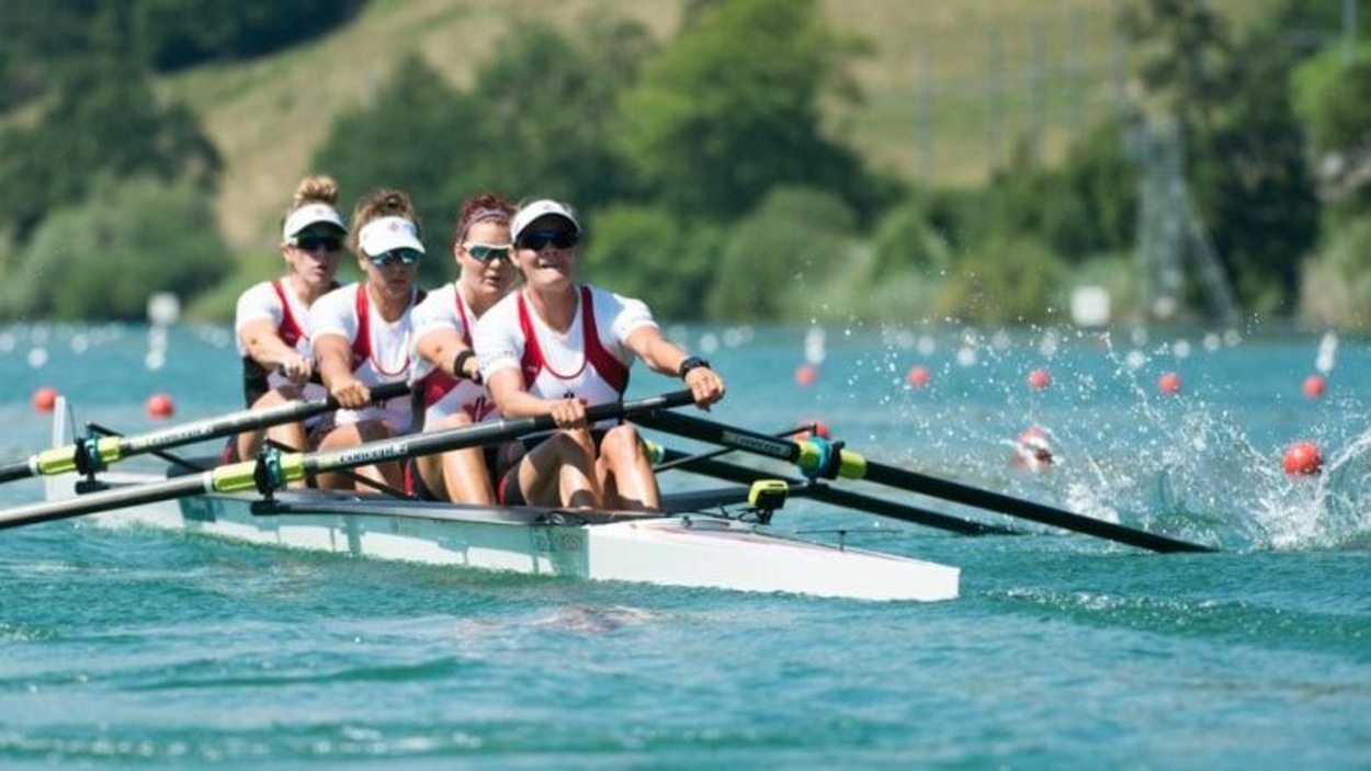 Une équipe féminine d'aviron en pleine action. Une équipe féminine d'aviron en pleine action.