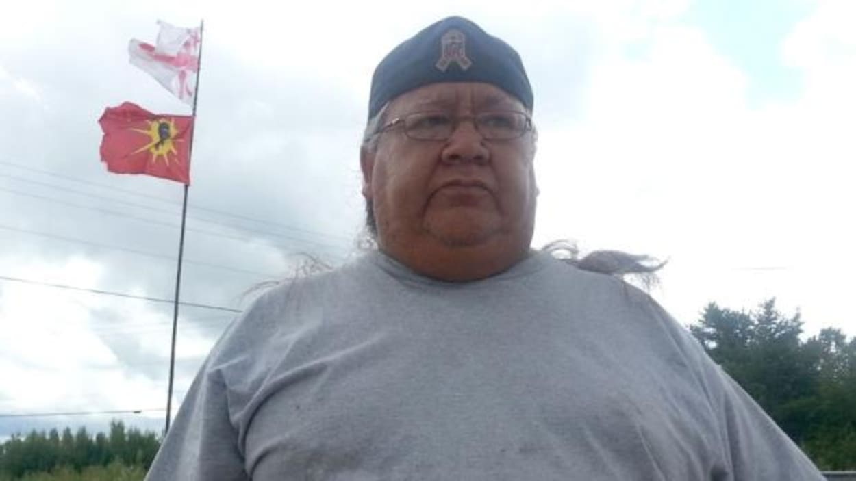 Le chef des Warriors d'Elsipogtog, John Levi, estime que les gouvernements devraient concentrer leurs efforts dans l'amélioration des conditions de vie des autochtones plutôt que de dépenser des millions de dollars pour les célébrations du 150e anniversaire du Canada. Le chef des Warriors d'Elsipogtog, John Levi, estime que les gouvernements devraient concentrer leurs efforts dans l'amélioration des conditions de vie des autochtones plutôt que de dépenser des millions de dollars pour les célébrations du 150e anniversaire du Canada.