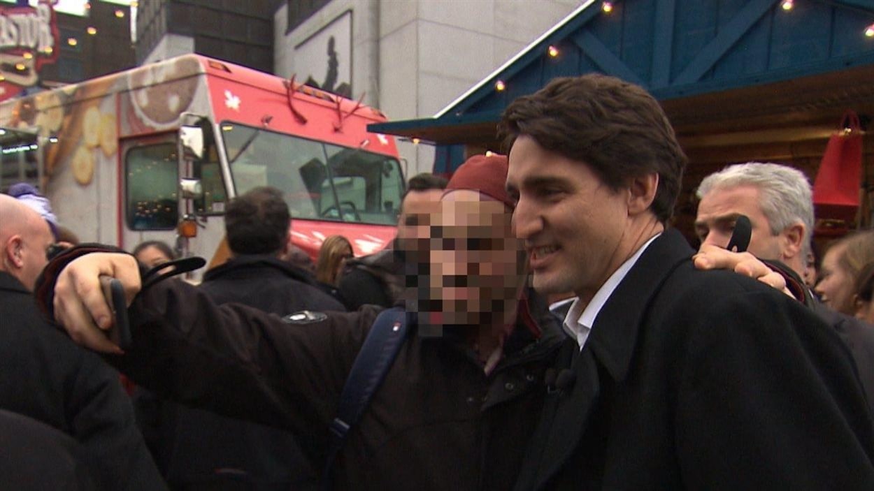L’un des jeunes qui se sont rendus en Syrie a pris un égoportrait avec le premier ministre Justin Trudeau en 2015 L’un des jeunes qui se sont rendus en Syrie a pris un égoportrait avec le premier ministre Justin Trudeau en 2015