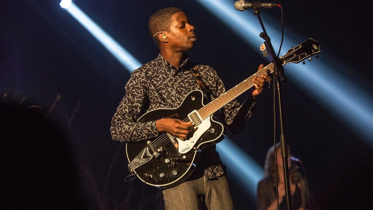 Le chanteur Karim Ouellet s'exécute à la guitare au Métropolis de Montréal le 17 juin 2016 durant les FrancoFolies. Le chanteur Karim Ouellet s'exécute à la guitare au Métropolis de Montréal le 17 juin 2016 durant les FrancoFolies.
