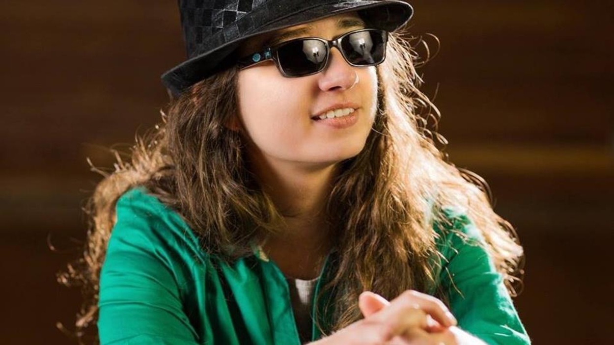 Kassandra-Anne Demers chapeau sur la tête et lunette de soleil sur les yeux. Kassandra-Anne Demers chapeau sur la tête et lunette de soleil sur les yeux.