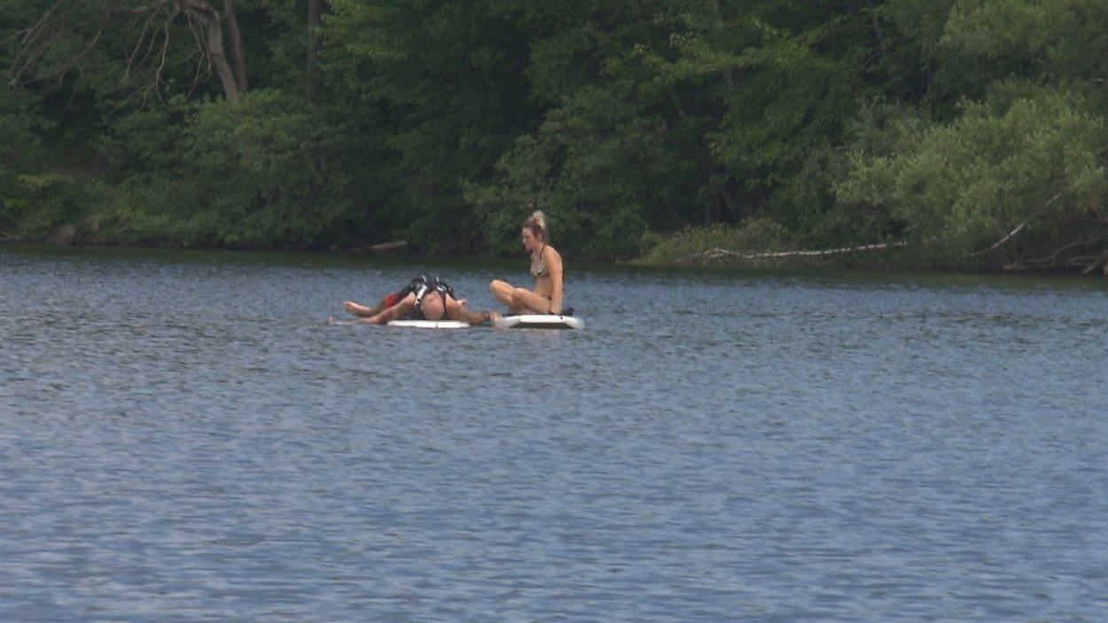 Activité de planche à pagaie sur le lac des Nations Activité de planche à pagaie sur le lac des Nations