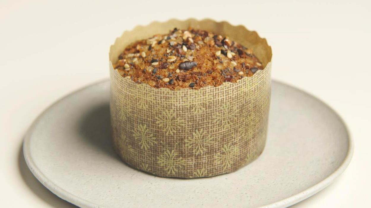 Un cake aux bananes dans une assiette blanche Un cake aux bananes dans une assiette blanche