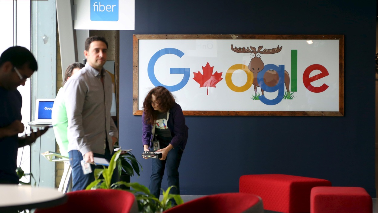 Des employés dans un bureau de travail de Google à Kitchener-Waterloo, en Ontario Des employés dans un bureau de travail de Google à Kitchener-Waterloo, en Ontario