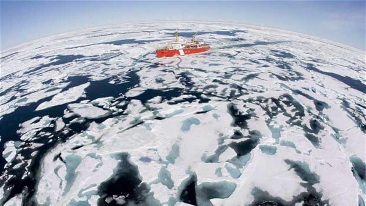 Le brise-glaces canadien Louis S. Saint-Laurent navigue au sein des glaces sur la baie de Baffin en juillet 2008. Le brise-glaces canadien Louis S. Saint-Laurent navigue au sein des glaces sur la baie de Baffin en juillet 2008.