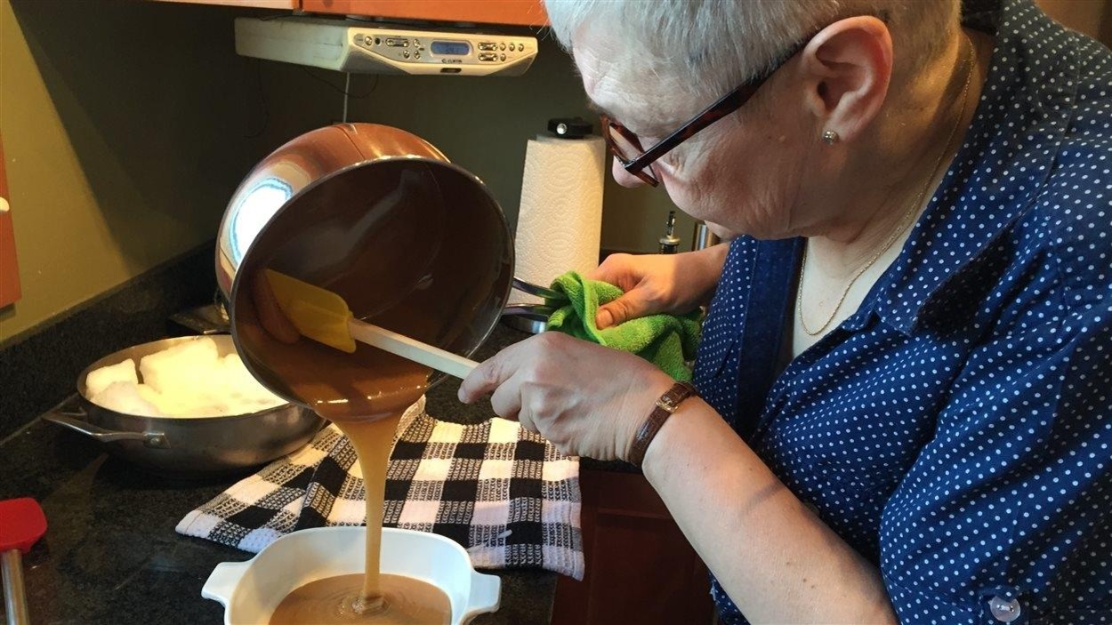 Louise Auger prépare du sucre à la crème Louise Auger prépare du sucre à la crème