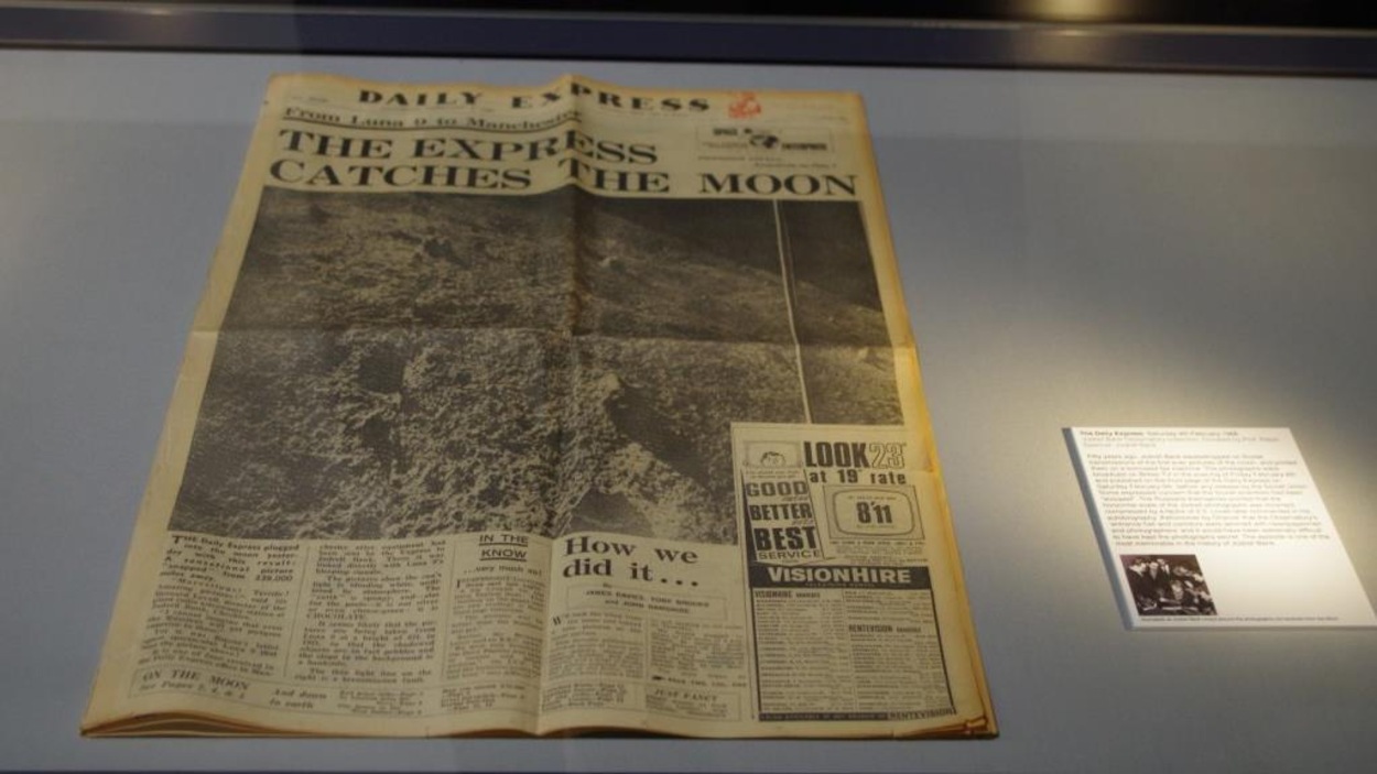 L'édition du Daily Express avec une photographie de la surface de la lune prise par Lunik 9 en première page L'édition du Daily Express avec une photographie de la surface de la lune prise par Lunik 9 en première page