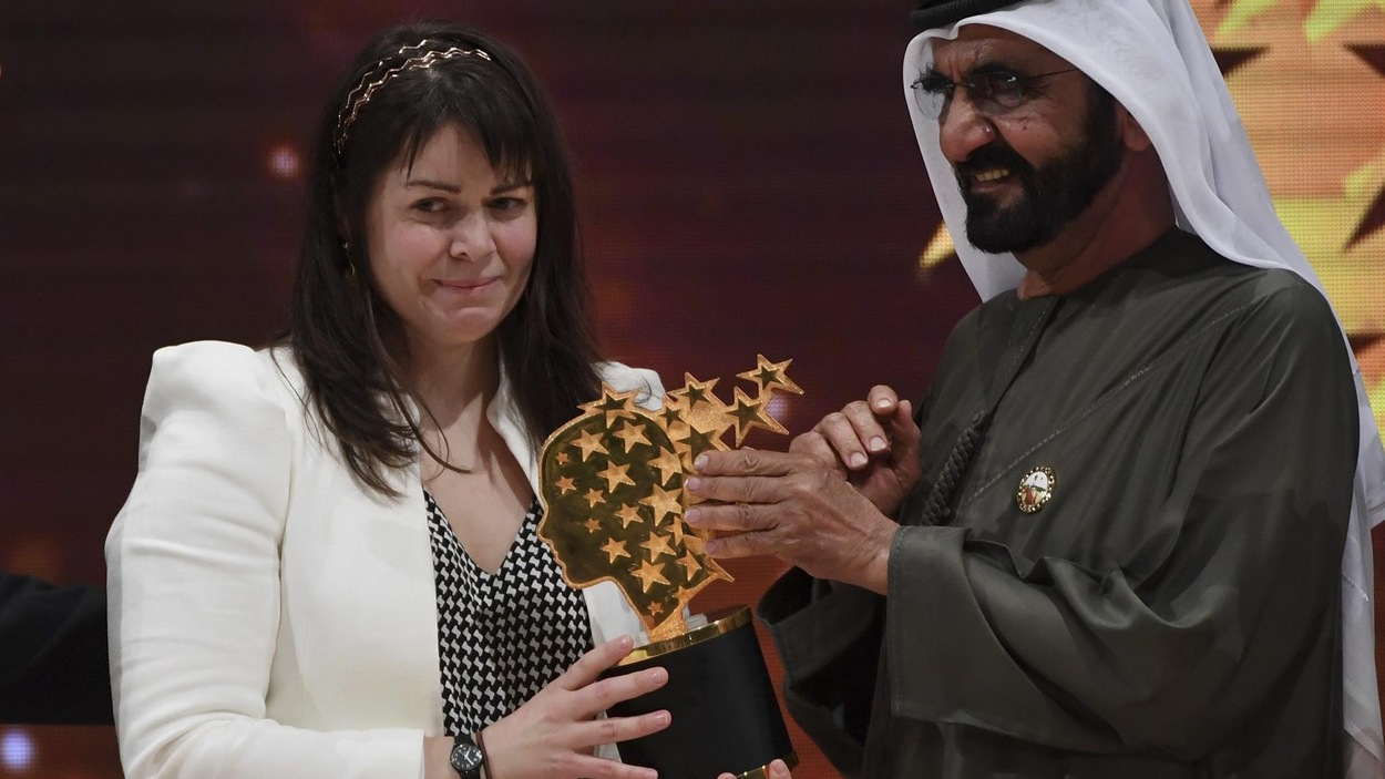 L'enseignante Maggie MacDonnell reçoit son prix des mains de Sheikh Mohammed bin Rashid Al Maktoum L'enseignante Maggie MacDonnell reçoit son prix des mains de Sheikh Mohammed bin Rashid Al Maktoum