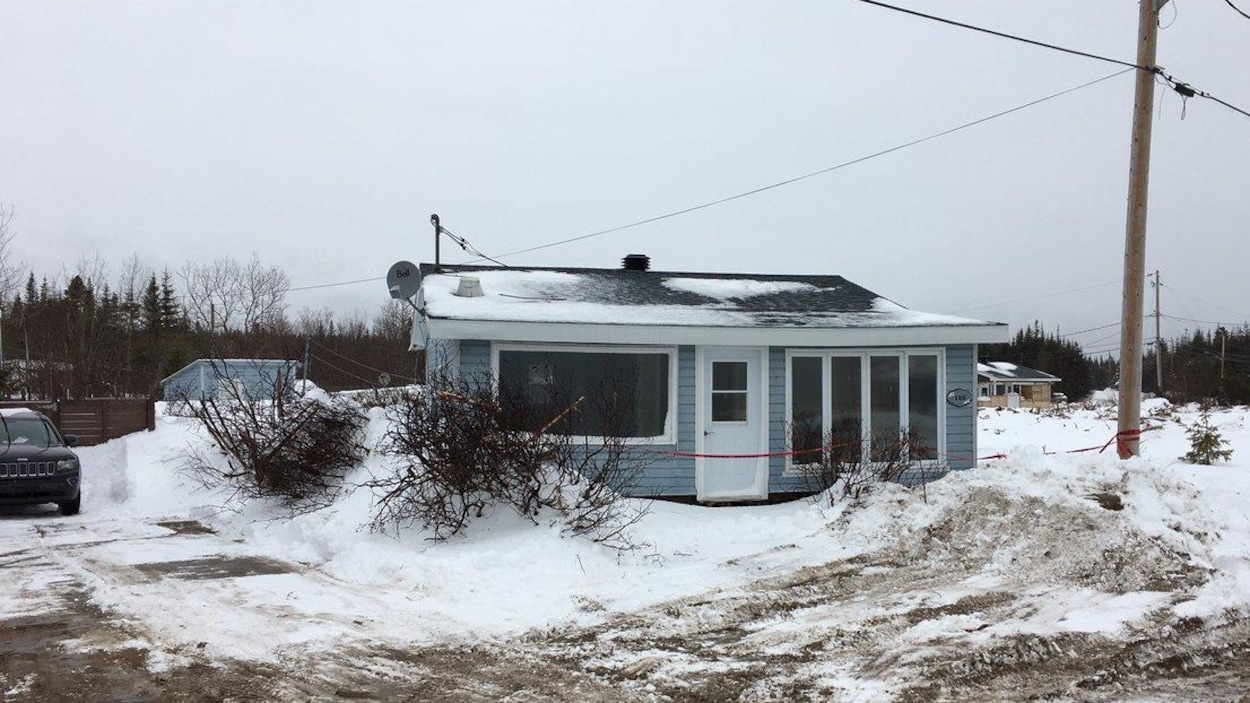 Cette résidence est considérée une perte totale à la suite de la tempête du 30 décembre survenue à Val-Marguerite à l'ouest de Sept-Îles. Cette résidence est considérée une perte totale à la suite de la tempête du 30 décembre survenue à Val-Marguerite à l'ouest de Sept-Îles.
