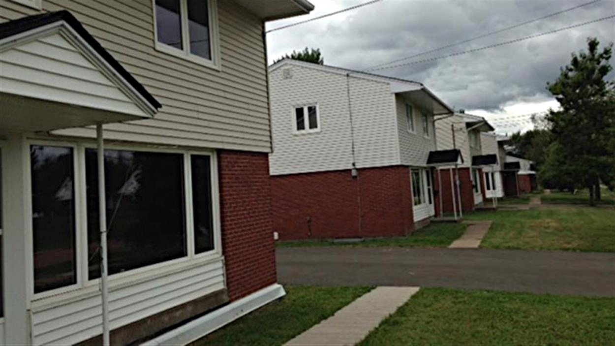 Des maisons laissées vacantes depuis le départ de militaires dans l'ouest de Moncton Des maisons laissées vacantes depuis le départ de militaires dans l'ouest de Moncton