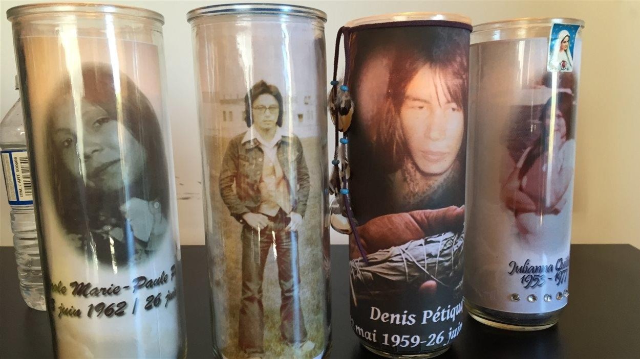 Des cierges en mémoire des victimes. Des cierges en mémoire des victimes.
