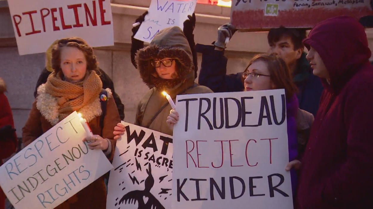 Manifestations contre le projet d’expansion du pipeline de Kinder Morgan à Edmonton Manifestations contre le projet d’expansion du pipeline de Kinder Morgan à Edmonton