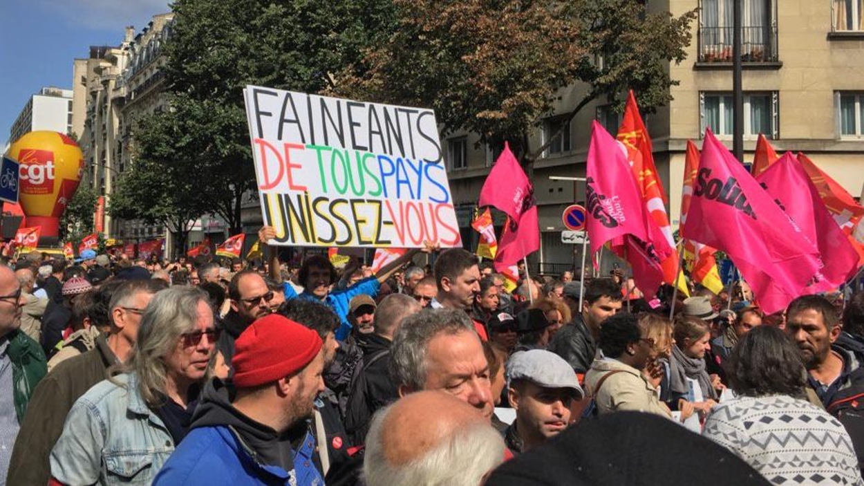 Un manifestant brandit une pancarte indiquant « Fainéants de tous les pays, unissez-vous! » Un manifestant brandit une pancarte indiquant « Fainéants de tous les pays, unissez-vous! »