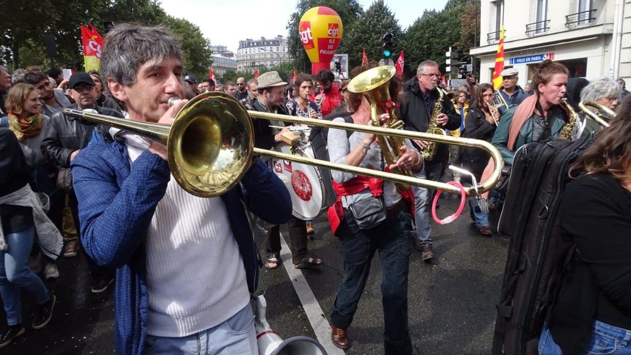 Un joueur de trombone manifestant contre la réforme du Code du travail dans les rues de Paris Un joueur de trombone manifestant contre la réforme du Code du travail dans les rues de Paris