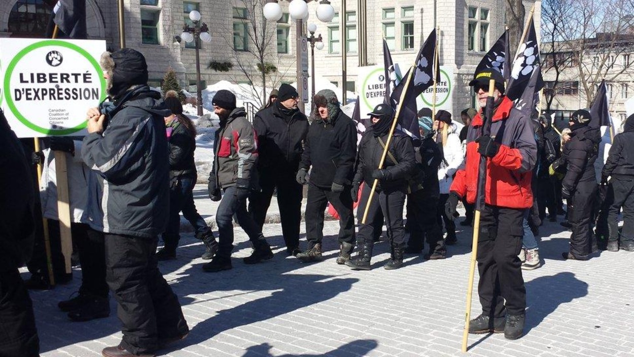 Des manifestants brandissent des pancartes pour la liberté d'expression. Des manifestants brandissent des pancartes pour la liberté d'expression.